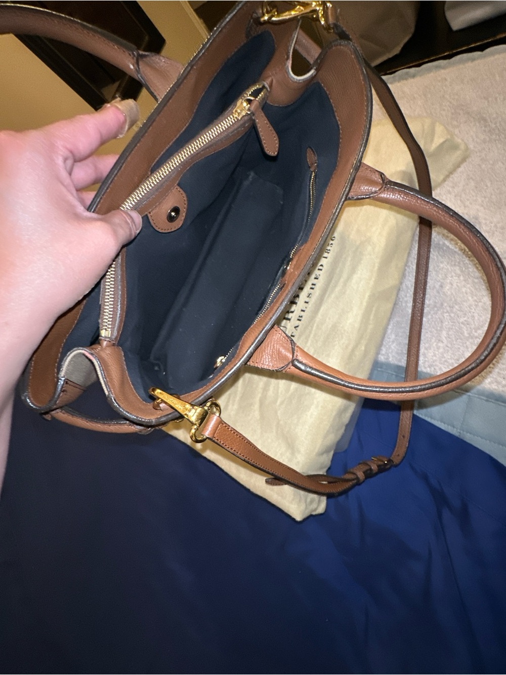 Burberry Medium Banner Tote Bag in Tan Grained Derby Leather - Picture 16 of 16